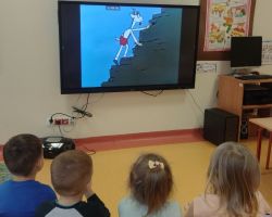 zdjęcia dzieci podczas obchodów dnia postaci z bajek