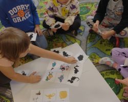 zdjęcia dzieci podczas obchodów dnia postaci z bajek