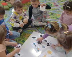 zdjęcia dzieci podczas obchodów dnia postaci z bajek