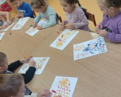 zdjęcia dzieci podczas obchodów dnia postaci z bajek