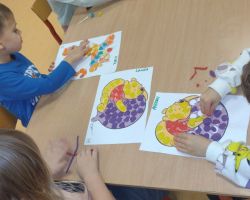 zdjęcia dzieci podczas obchodów dnia postaci z bajek