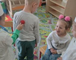 zdjęcia dzieci podczas obchodów dnia lekarza