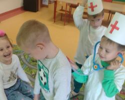 zdjęcia dzieci podczas obchodów dnia lekarza