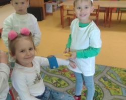 zdjęcia dzieci podczas obchodów dnia lekarza