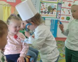 zdjęcia dzieci podczas obchodów dnia lekarza