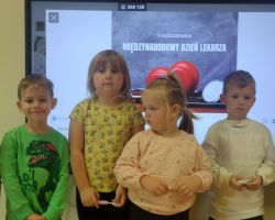 zdjęcia dzieci podczas obchodów dnia lekarza