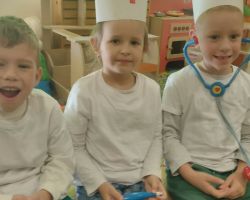 zdjęcia dzieci podczas obchodów dnia lekarza