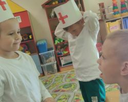zdjęcia dzieci podczas obchodów dnia lekarza