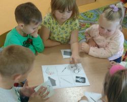 zdjęcia dzieci podczas obchodów dnia lekarza