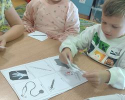 zdjęcia dzieci podczas obchodów dnia lekarza