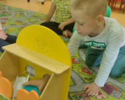 zdjęcia dzieci podczas obchodów dnia lekarza