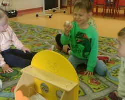 zdjęcia dzieci podczas obchodów dnia lekarza