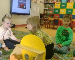 zdjęcia dzieci podczas obchodów dnia lekarza