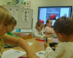 zdjęcia dzieci podczas obchodów dnia lekarza