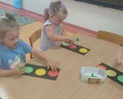 zdjęcia dzieci podczas zajeć o bezpieczeństwie na drodze