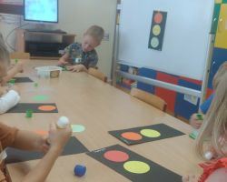 zdjęcia dzieci podczas zajeć o bezpieczeństwie na drodze