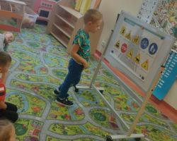 zdjęcia dzieci podczas zajeć o bezpieczeństwie na drodze