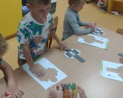 zdjęcia dzieci podczas zajeć o bezpieczeństwie na drodze