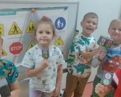 zdjęcia dzieci podczas zajeć o bezpieczeństwie na drodze