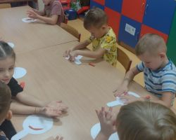 zdjęcia dzieci podczas zajeć o bezpieczeństwie na drodze