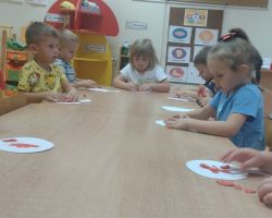 zdjęcia dzieci podczas zajeć o bezpieczeństwie na drodze