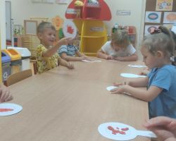 zdjęcia dzieci podczas zajeć o bezpieczeństwie na drodze