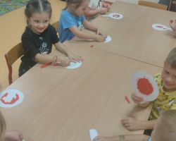 zdjęcia dzieci podczas zajeć o bezpieczeństwie na drodze