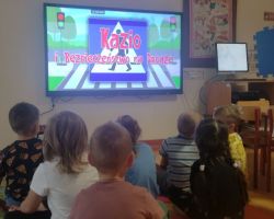 zdjęcia dzieci podczas zajeć o bezpieczeństwie na drodze