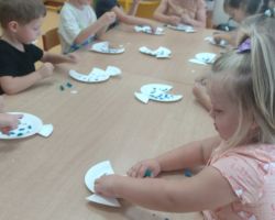 zdjęcia dzieci podczas różnych aktywności