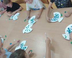 zdjęcia dzieci podczas różnych aktywności