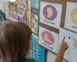 zdjęcia dzieci podczas różnych aktywności