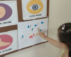 zdjęcia dzieci podczas różnych aktywności