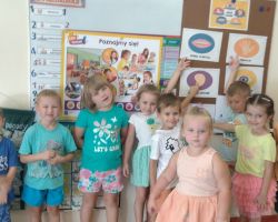 zdjęcia dzieci podczas różnych aktywności