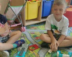 zdjęcia dzieci podczas różnych aktywności