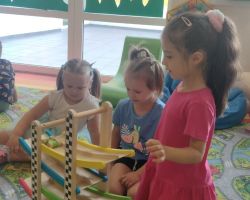 zdjęcia dzieci podczas różnych aktywności