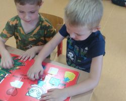 zdjęcia dzieci podczas różnych aktywności