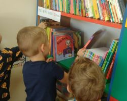 zdjęcia dzieci podczas różnych aktywności