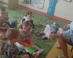 zdjęcia dzieci podczas różnych aktywności