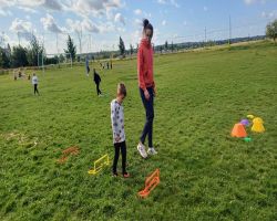 dzieci podczas zajęć sportowych na boisku