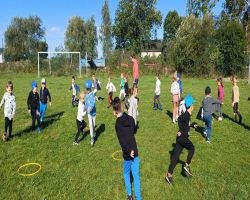 dzieci podczas zajęć sportowych na boisku
