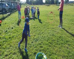 dzieci podczas zajęć sportowych na boisku