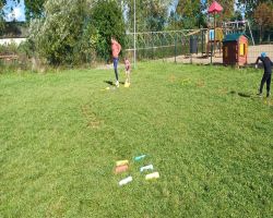 dzieci podczas zajęć sportowych na boisku