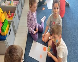 dzieci świętują dzień kropki i dzień przedszkolaka