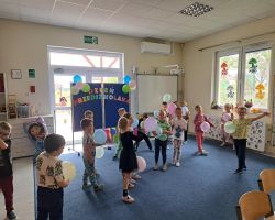 dzieci świętują dzień kropki i dzień przedszkolaka