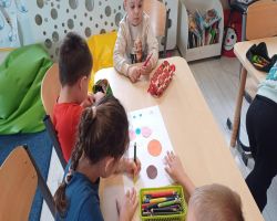 dzieci świętują dzień kropki i dzień przedszkolaka