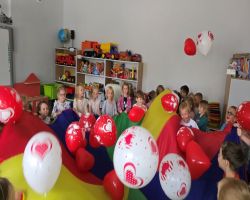 dzieci bawią się podczas obchodów przedszkolaka