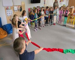 dzieci bawią się podczas obchodów przedszkolaka