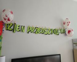 dzieci bawią się podczas obchodów przedszkolaka