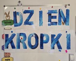 dzieci naklejają kropki