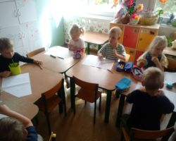dzieci bawią się podczas pierwszych dni pobytu